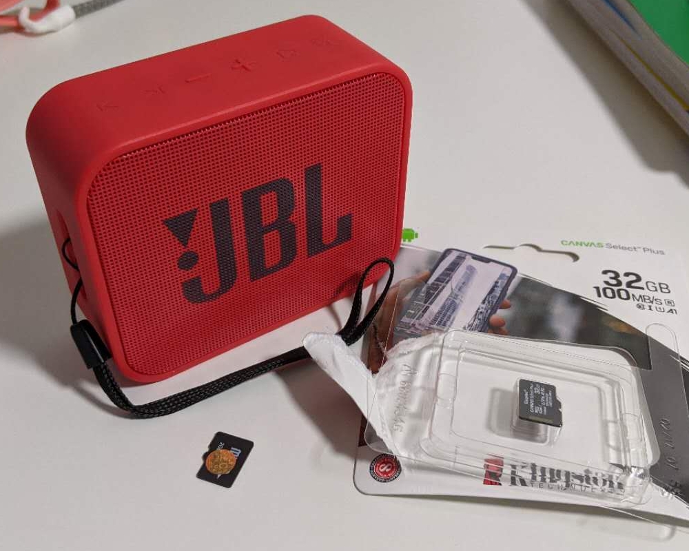 可插卡蓝牙音箱播放器 JBL GO Player 和新旧 TF 卡合影